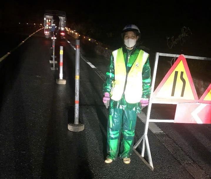 Lực lượng chức năng căng dây, đặt biển cảnh báo tạm dừng phương tiện lưu thông trên phần mặt đường bị nứt. Ảnh: Thanh Sơn