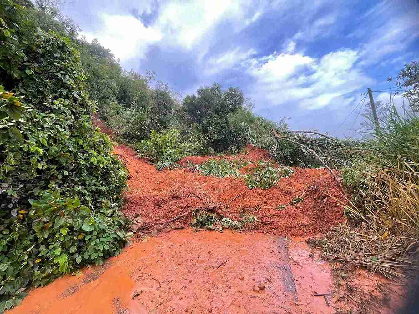 Đèo Gia Bắc trên Quốc lộ 28 bị sạt lở nghiêm trọng khiến giao thông tê liệt cả hai chiều. Ảnh: Thần Hy