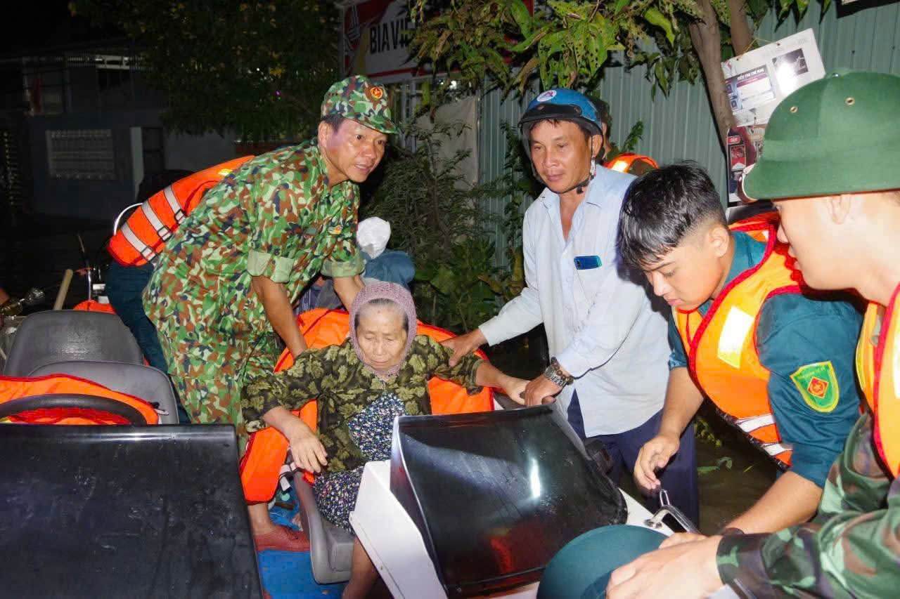 Lực lượng quân đội tỉnh Lâm Đồng sơ tán người dân ra khỏi các vùng bị ngập sâu. Ảnh: Quân đội cung cấp