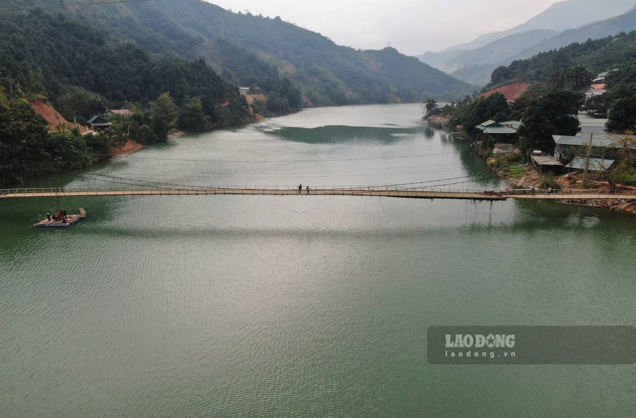 Cầu treo Khe Hóp bắc qua Ngòi Thia dài 160m. Ảnh: Văn Đức