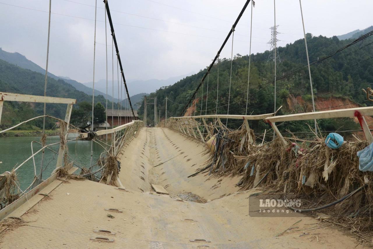 Bế mặt cầu hư hỏng nghiêm trọng, không đảm bảo an toàn cho người và phương tiện qua lại. Ảnh: Văn Đức