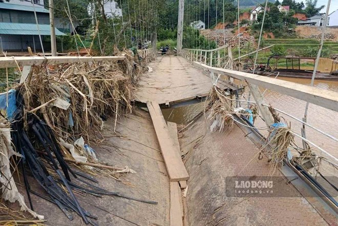Cầu treo độc đạo đổ sập sau lũ, người dân vùng cao liều mình qua lại
