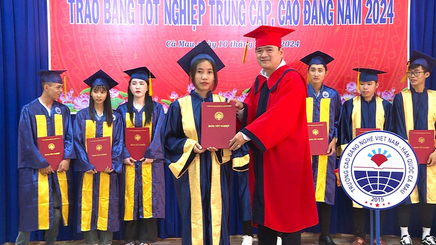 Trường Cao đẳng Nghề Việt Nam Hàn Quốc Cà Mau trao bằng tốt nghiệp. Ảnh: Quách Mến tich-hop-du-lieu-van-bang-hoc-ba-len-vneld-1.jpg