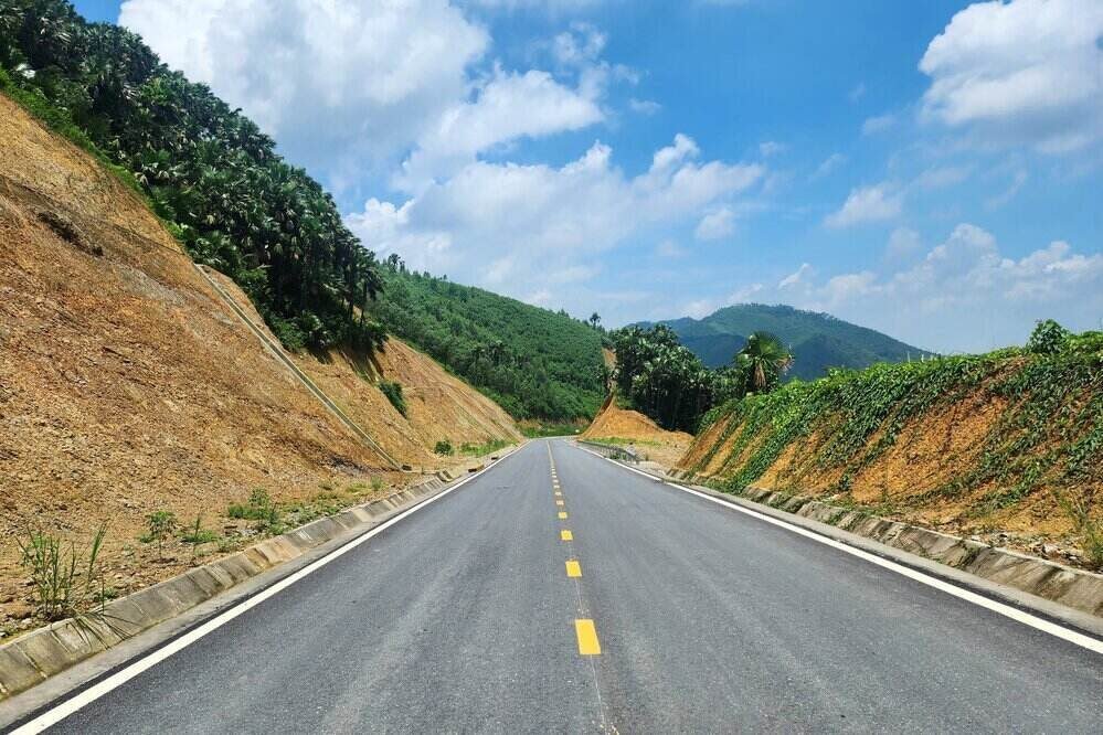 Một đoạn của tuyến chính đường liên vùng qua địa bàn huyện Hạ Hòa cũ. Ảnh: Tô Công.
