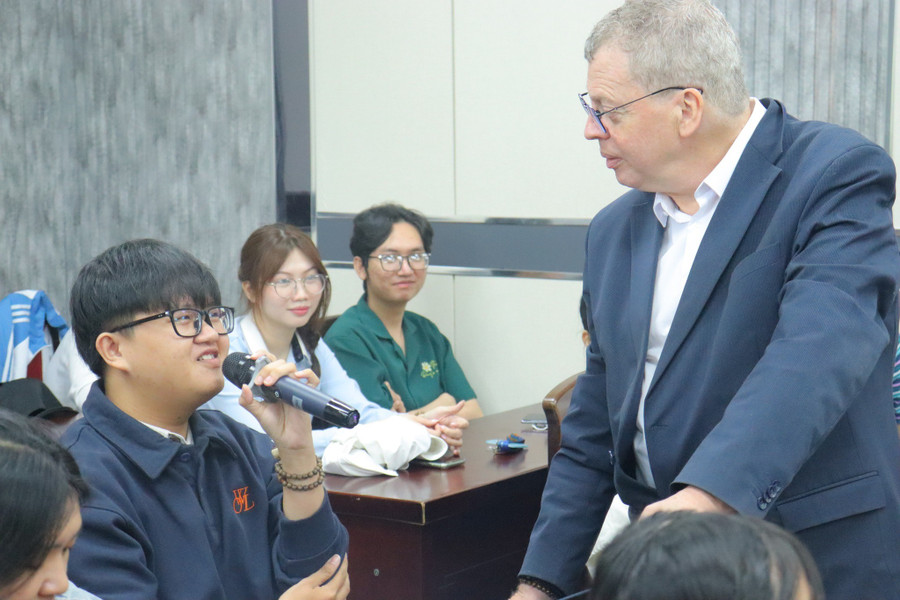 Sinh viên giao lưu cùng ông Dirk Gebuijs - giảng viên tại Sintermeerten College (Hà Lan) trong tọa đàm “Viết sáng tạo và Phê bình phim ảnh”. Ảnh: NTCC