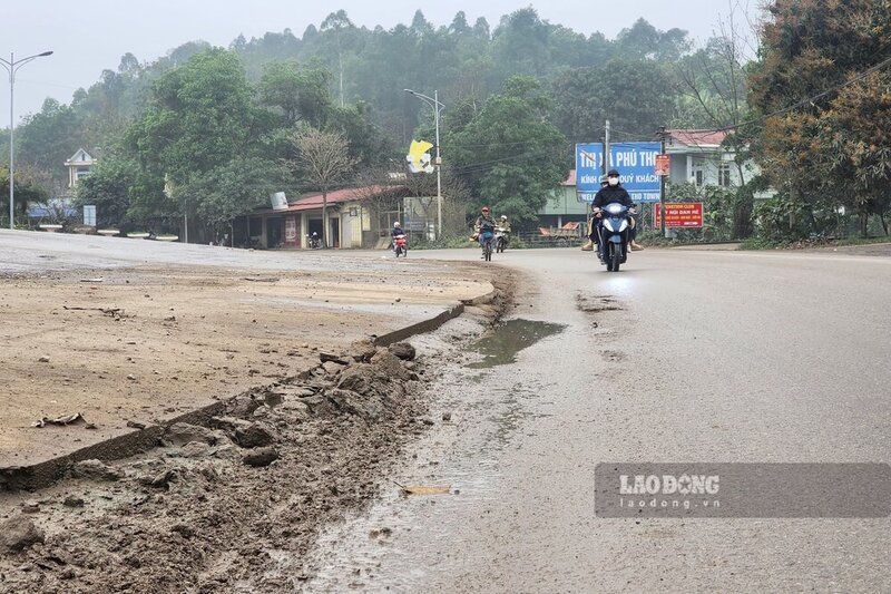 Trước đây, sân bê tông cao hơn mặt đường có đoạn đai cả m. Ảnh: Tô Công.