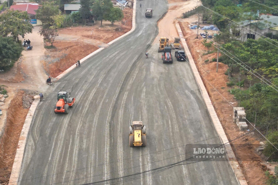 Nhiều phương tiện, máy móc được huy động để thi công tuyến đường liên vùng kéo dài. Ảnh: Tô Công.