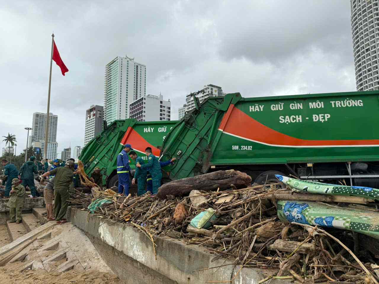 Công nhân môi trường ở khu vực Nha Trang dọn rác ở bờ biển sau trận lũ lịch sử. Ảnh: Bình Quý