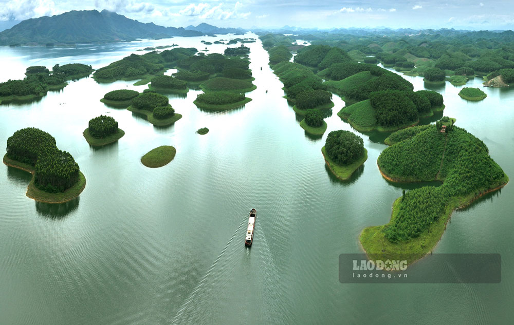 Hồ Thác Bà được ví như “Hạ Long trên núi” giữa đại ngàn Tây Bắc. Ảnh: Thanh Miền