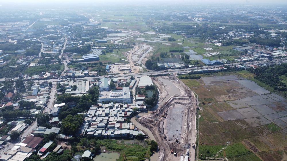 Đoạn giao nhau với đường ĐT 746 chưa có mặt bằng thi công. Ảnh: Đình Trọng