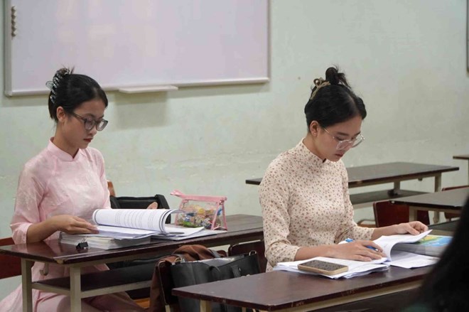 Ứng viên tham gia dự thi tuyển giáo viên tại TPHCM. Ảnh: Chân Phúc