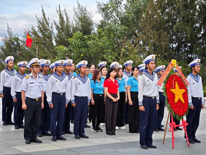 Kiều bào tặng vườn rau xanh 250 triệu đồng cho đảo Trường Sa Lớn