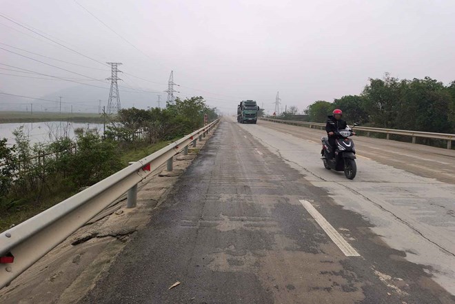 Buộc xe tải tuân thủ che chắn, vệ sinh sau loạt phản ánh cát vương vãi