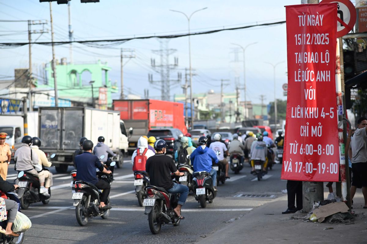 Bảng thông báo khung giờ mở giao lộ Lê Đức Anh - Liên Khu 4-5. Ảnh: Minh Tâm
