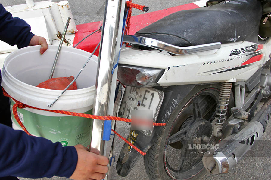 Trường hợp chở theo đồ đạc che lấp biển số cũng bị lực lượng chức năng kiểm tra, tuyên truyền nhắc nhở.