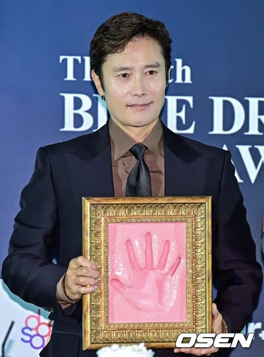 Lee Byung Hun gặt hái nhiều thành công trong sự nghiệp diễn xuất. lee-byung-hun-03.jpg