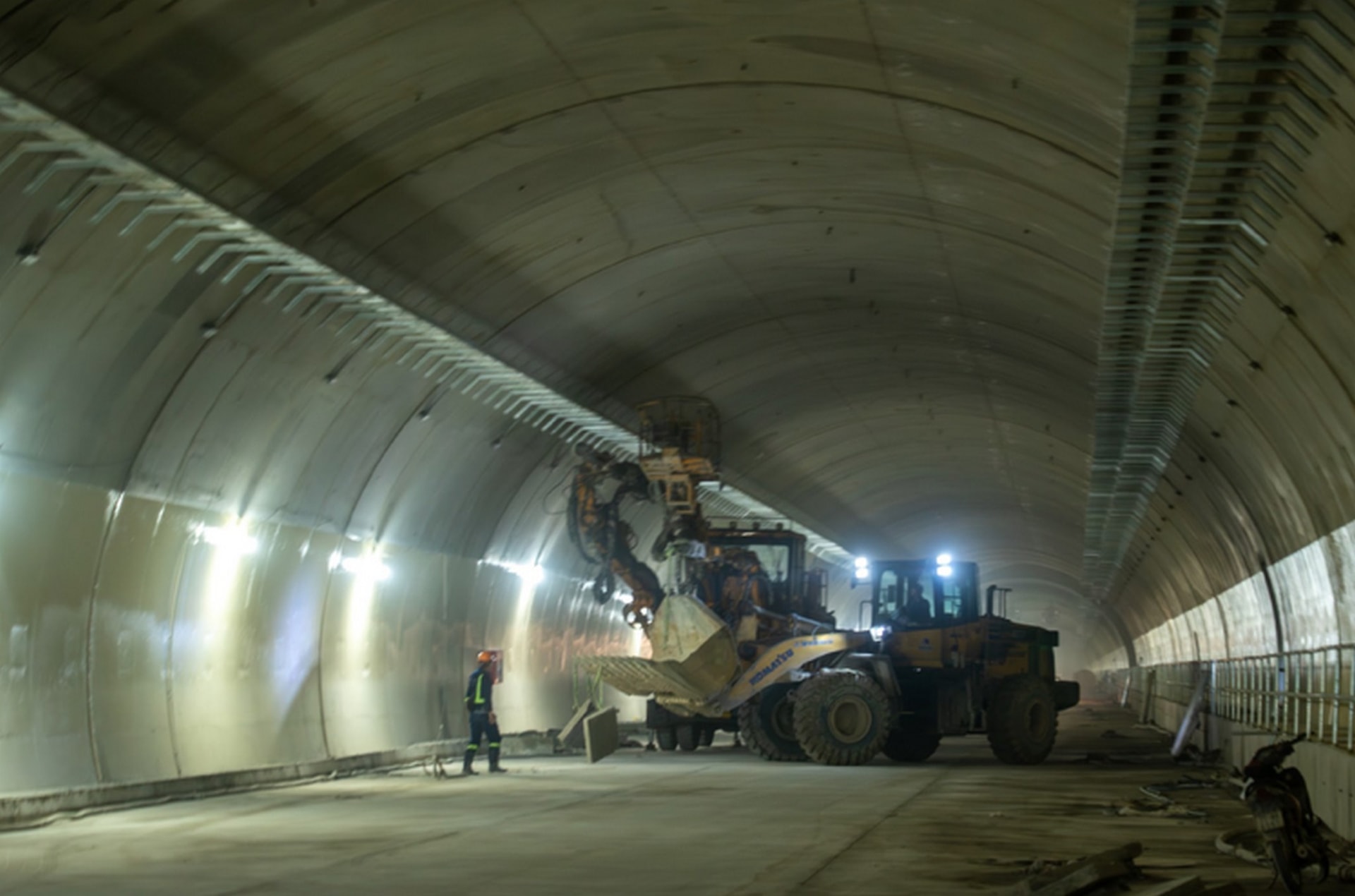 Hạng mục thi công hầm đang được nhà thầu khẩn trương hoàn thiện. Ảnh: Đèo Cả.