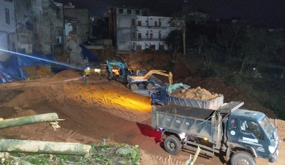 Thi công xuyên đêm để sớm hoàn thành công trình, giúp người dân sửa nhà ổn định cuộc sống. Ảnh: H.Nguyên