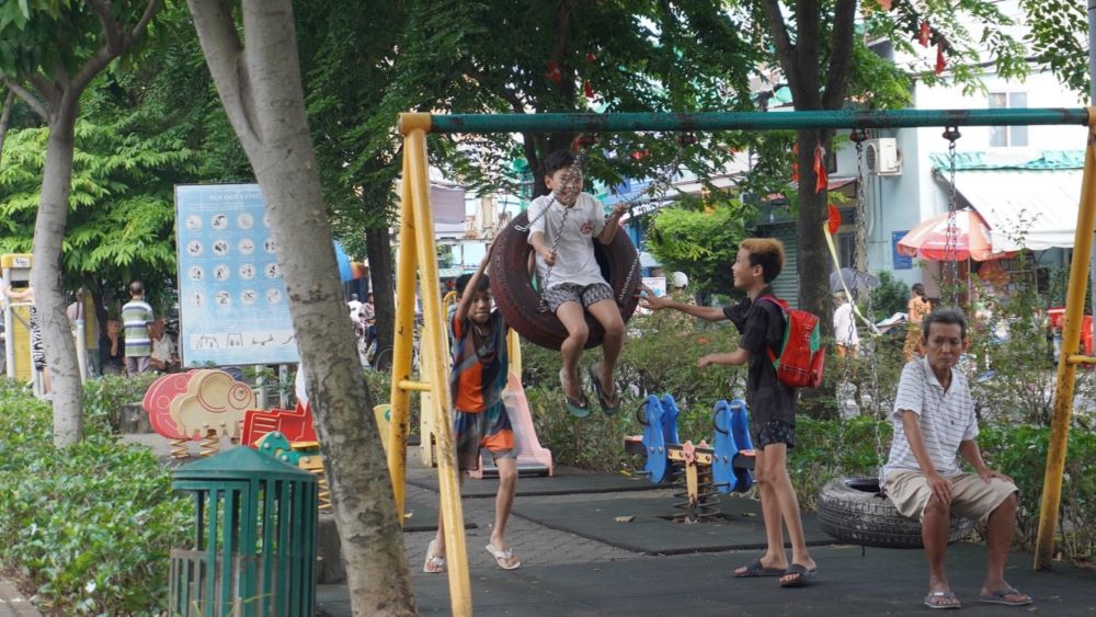 Khu vực giai đoạn 1 dự án đoạn Bình Tiên đến kênh Lò Gốm, nay cây cối phủ xanh 2 bên bờ kênh, dọc kệnh còn được lắp đặt thiết bị thể dục thể thao, vui chơi giải trí cho người dân. Ảnh: Anh Tú