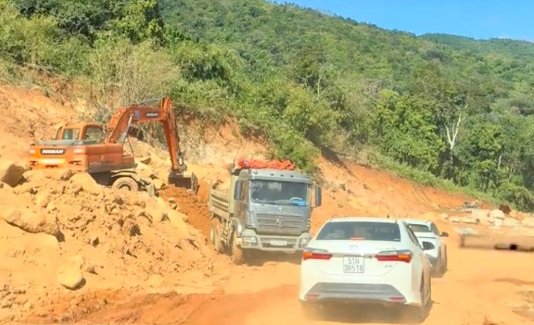 Một vị trí đang có máy móc thi công. Ảnh: Duy Tuấn