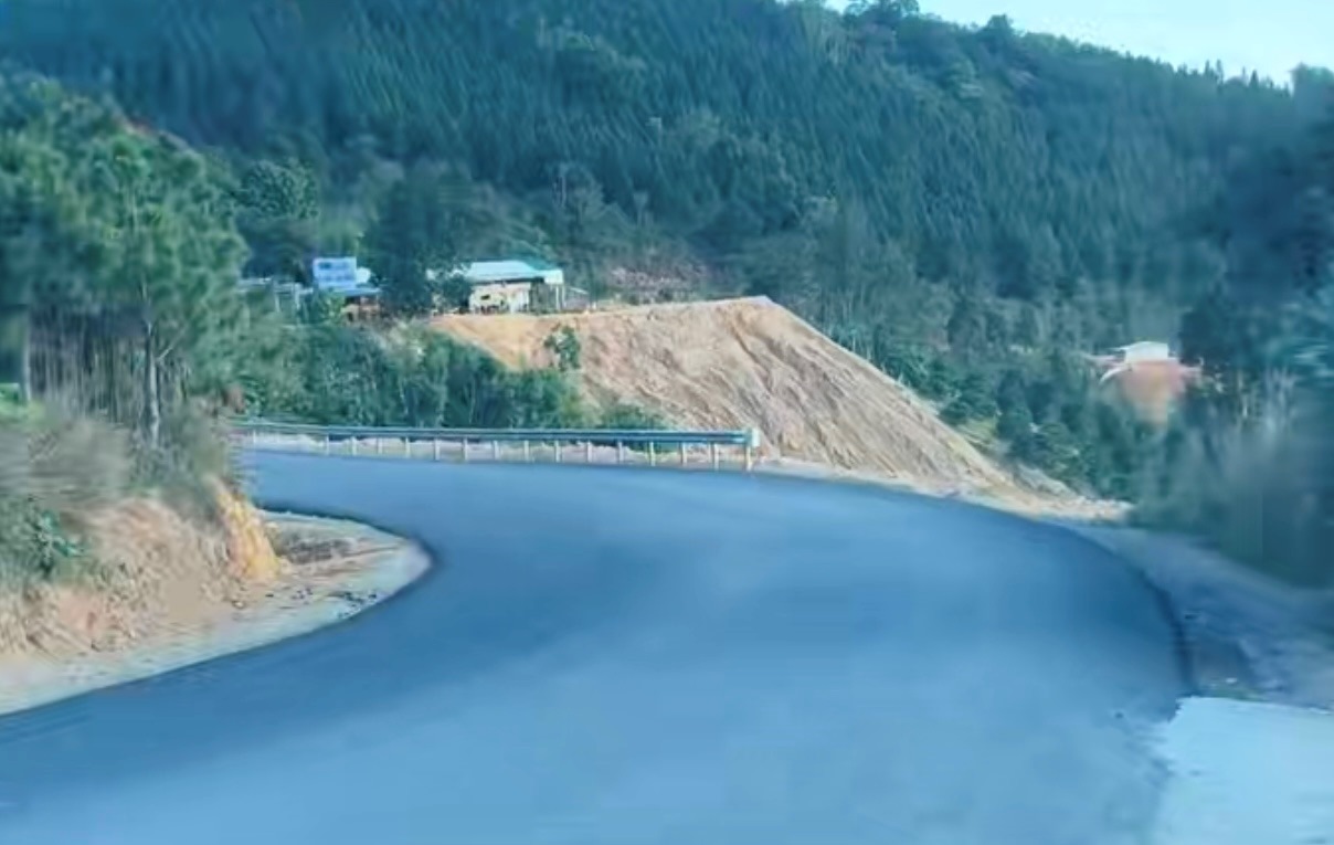 Một vị trí đã thảm nhựa trên Quốc lộ 28B. Ảnh: Duy Tuấn