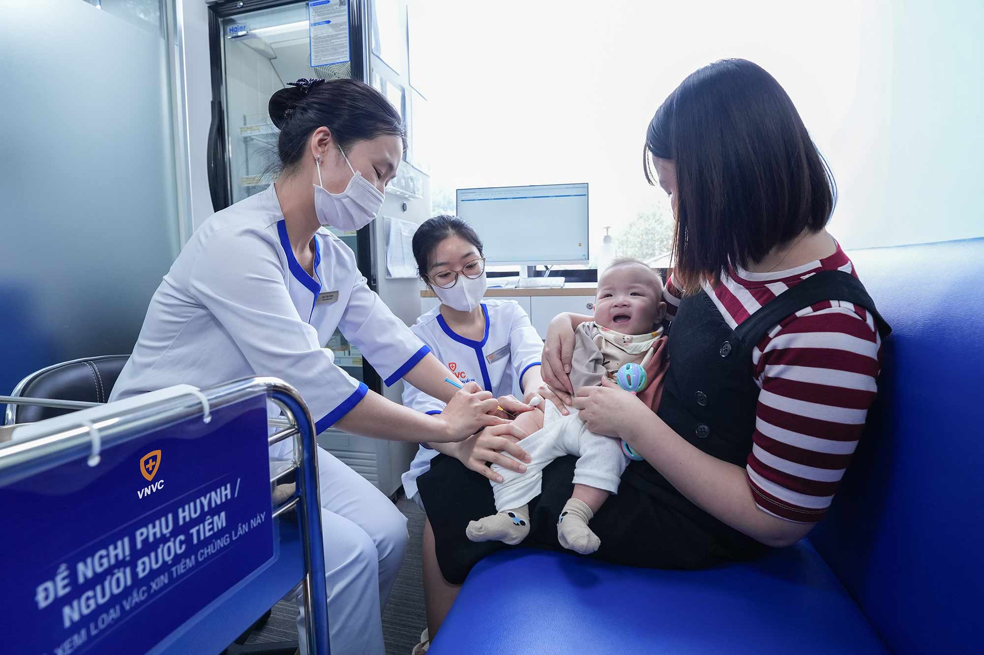 Chị Quỳnh đưa con gái đến VNVC Trường Chinh (Hà Nội) tiêm kháng thể đơn dòng phòng virus hợp bào hô hấp RSV. Ảnh: Lê Anh Tuấn