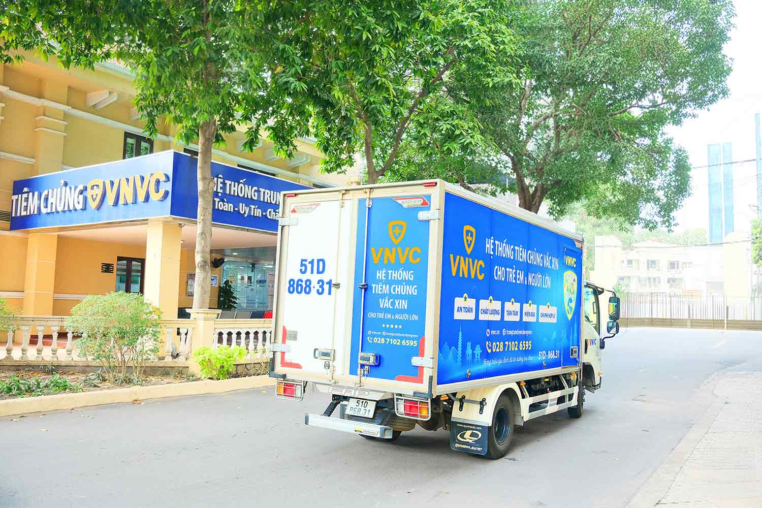 Kháng thể đơn dòng đang được VNVC nỗ lực vận chuyển sớm về các trung tâm trên toàn quốc bằng hệ thống xe lạnh chuyên dụng nghiêm ngặt theo tiêu chuẩn quốc tế. Ảnh: Mộc Thảo