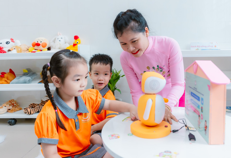 Trẻ Trường mầm non Tân Phong (phường Tân hưng, TPHCM) trải nghiệm tại Thư viện số của trường.