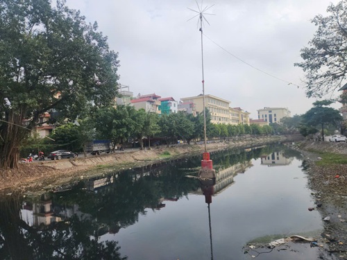 Sông Pheo ô nhiễm, người dân Tây Tựu bức xúc kéo dài. Ảnh: Minh Hạnh