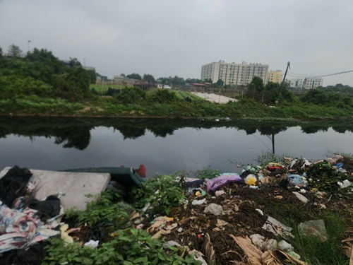 Một số điểm ven bờ sông Pheo trở thành nơi tập kết rác. Ảnh: Minh Hạnh