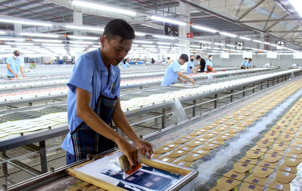 Công nhân Công ty TNHH Giày Apache Việt Nam trong giờ làm việc. Ảnh: Lục Tùng