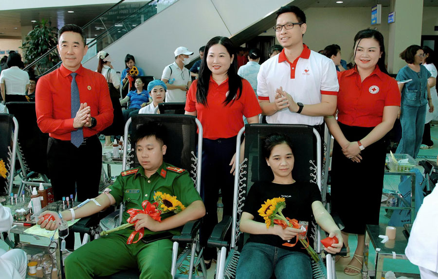 Đông đảo cán bộ, công chức, viên chức, đoàn viên, thanh niên tham gia hiến máu tình nguyện