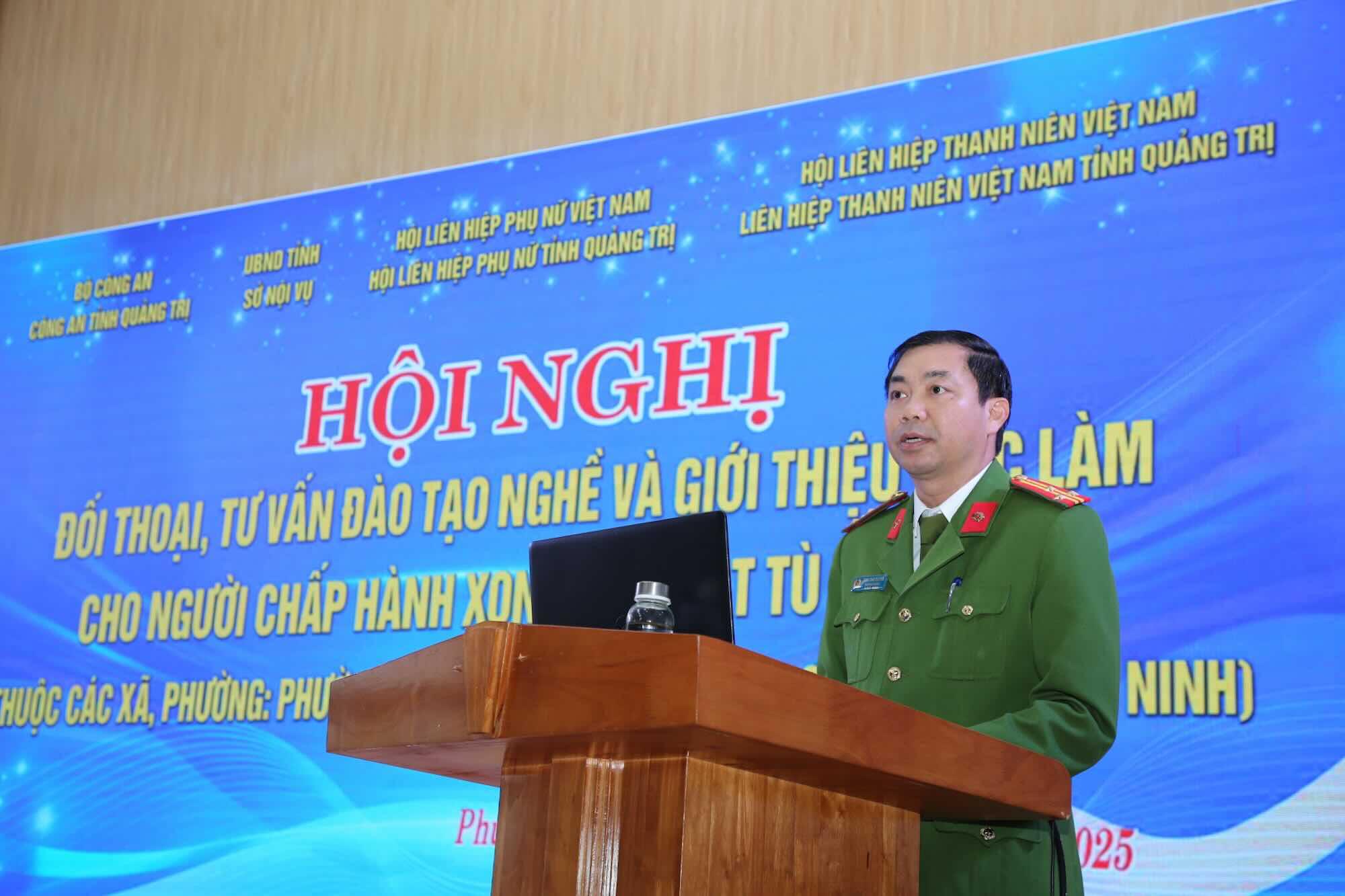 Thượng tá Đinh Cao Quang - Trưởng phòng Thi hành án hình sự và hỗ trợ tư pháp Công an tỉnh Quảng Trị cho biết, hội nghị thể hiện trách nhiệm của hệ thống chính trị trong hỗ trợ tái hòa nhập cộng đồng. Ảnh: Công Sáng