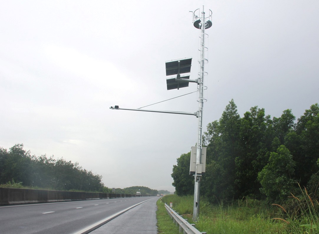Một trụ camera giám sát giao thông được lắp đặt trên cao tốc Phan Thiết - Dầu Giây. Ảnh: Phạm Duy