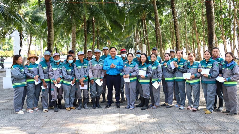 Thăm, tặng quà Tết cho đoàn viên, công nhân lao động còn đang làm việc những ngày cận Tết Nguyên đán 2025. Ảnh: Mỹ Linh