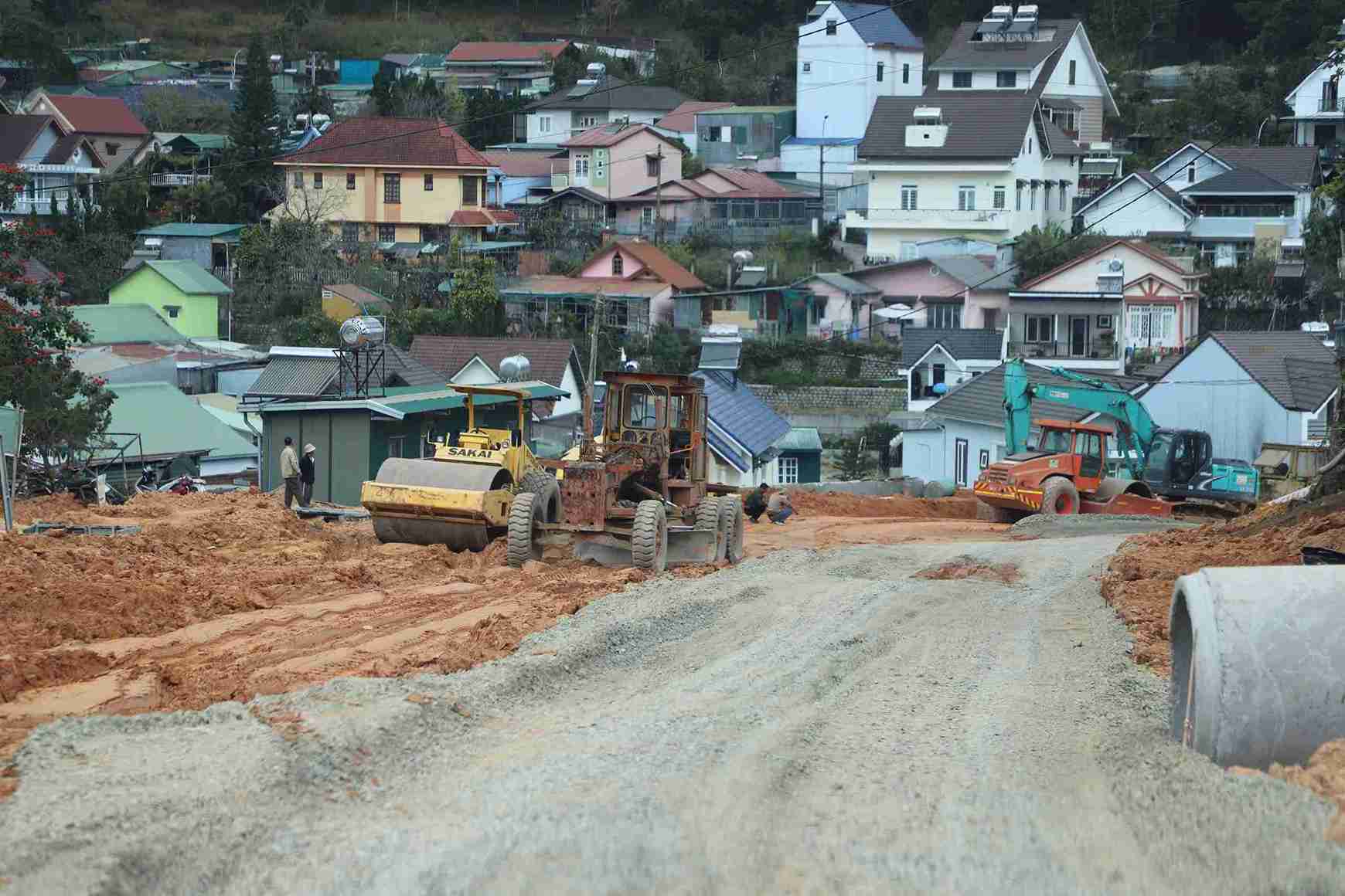 Đơn vị thi công đang gấp rút hoàn thành đường vành đai Đà Lạt. Ảnh: Phúc Khánh