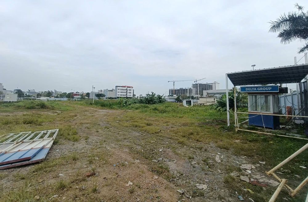 Bên trong dự án, chủ đầu tư mới thực hiện được ít hạng mục nhỏ, còn lại vẫn là bãi đất hoang. Ảnh: Quách Du