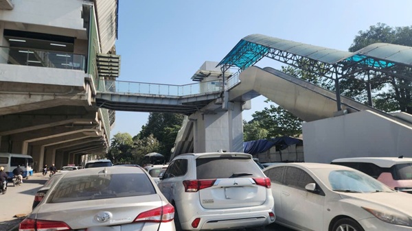 Ngoài trông giữ xe máy, khu vực ga Văn Khê còn trông giữ cả xe ô tô. Ảnh: Minh Hạnh