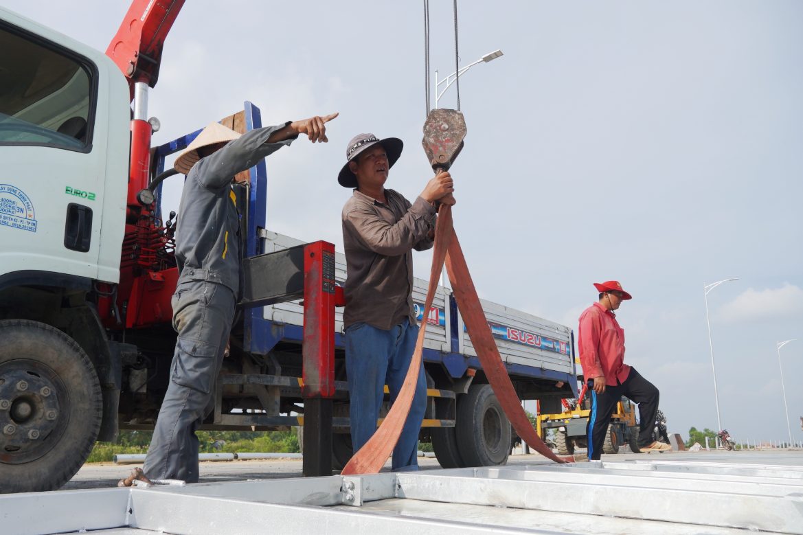 Tại hiện trường, Thứ trưởng đã đôn đốc chỉ đạo các đơn vị tiếp tục nỗ lực thi công các hạng mục còn lại, cũng như hoàn tất các thủ tục để sớm đưa tuyến chính vào khai thác theo kế hoạch.