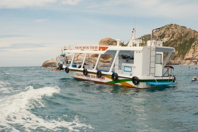 Tàu đáy kính chở khách ngắm san hô ở Vĩnh Hy. Ảnh: Bích Phương