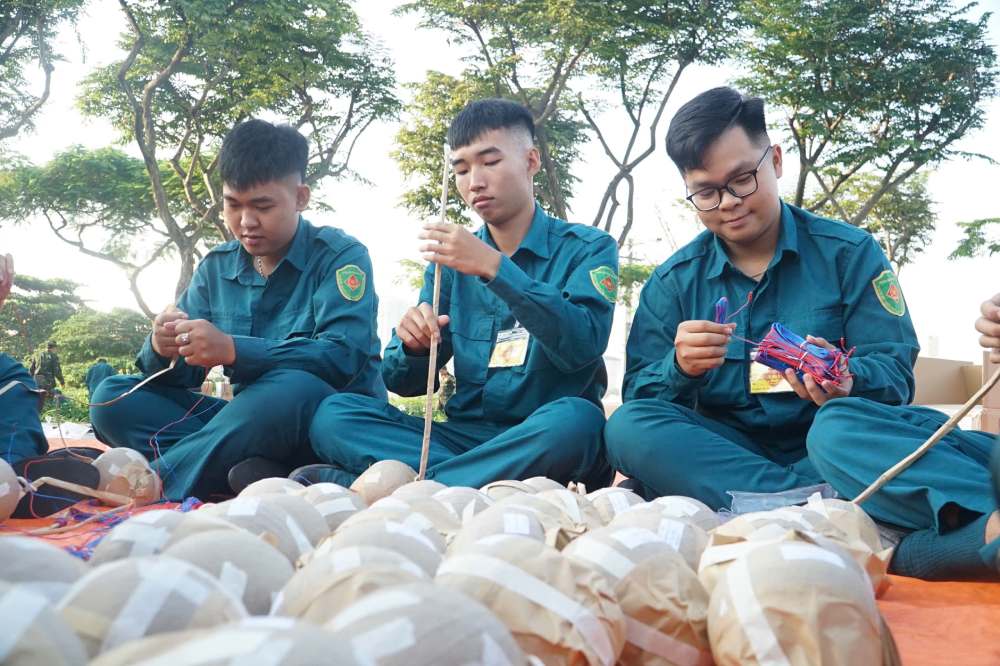 Công đoạn đấu dây pháo được thực hiện cẩn trọng trước khi đưa vào giàn. Ảnh: Thái Bảo