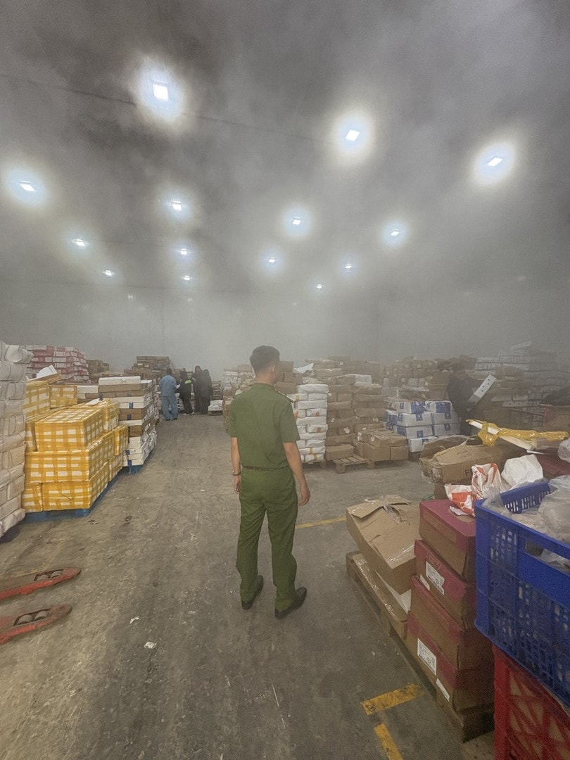 Lực lượng chức năng kiểm tra thực tế tại kho lạnh thực phẩm