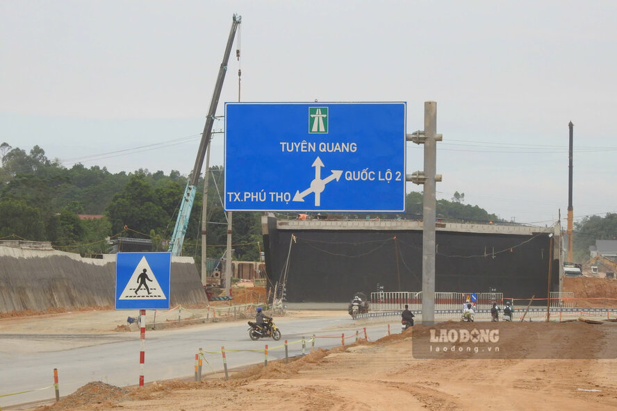 Cầu vượt nút giao đường tỉnh 315B. Ảnh: Tô Công.