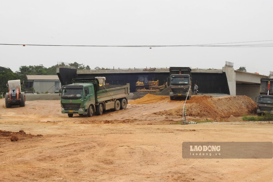 Công trường thi công đường nối 2 cao tốc. Ảnh: Tô Công.