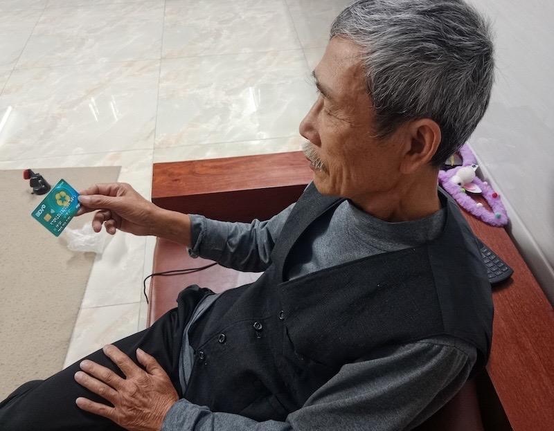 Ông Vinh cho biết tấm thẻ ngân hàng chi trả lương hưu này giúp cho ông chủ động cuộc sống, không phải phụ thuộc vào con cháu. Ảnh: Đức Anh