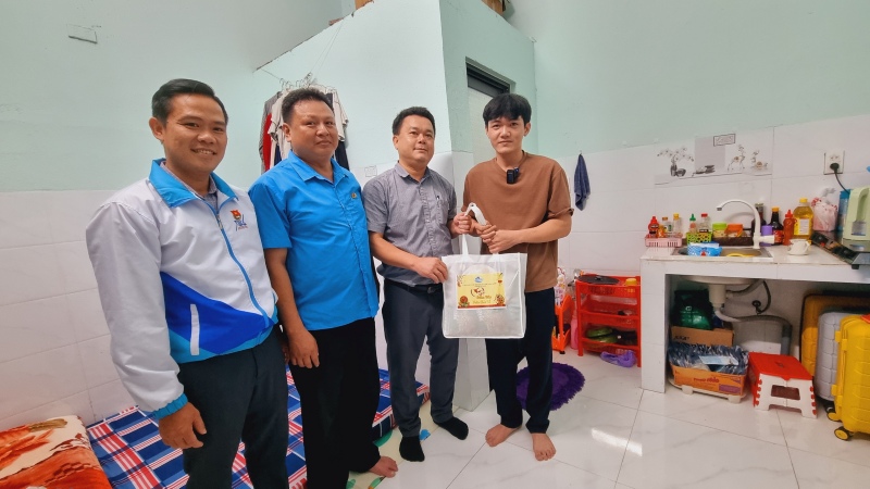 Trao quà cho công nhân ở lại đón Tết trong nhà trọ. Ảnh: Nguyễn Hoàng