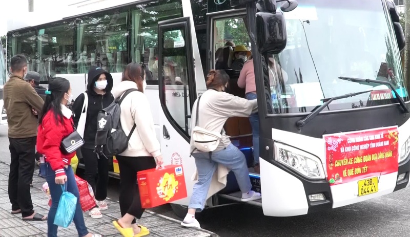 Công đoàn Đà Nẵng hỗ trợ tiền vé tàu xe, tổ chức chuyến xe Công đoàn đưa công nhân về quê, vào mỗi dịp Tết. Ảnh: Nguyễn Hoàng