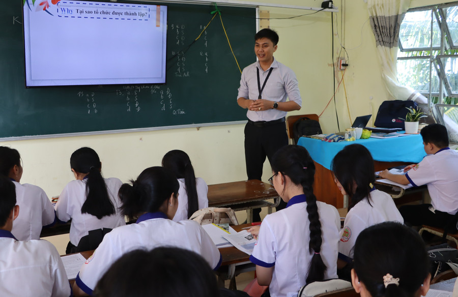 Thầy Trần Bình Trọng - giáo viên Trường THPT Định Thành lồng ghép tuyên truyền ý nghĩa, giá trị của các cuộc Tổng tuyển cử vào bài giảng lịch sử. Ảnh: Quách Mến