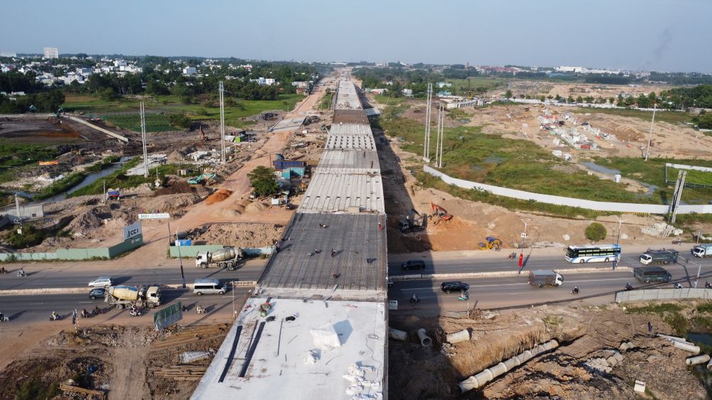 Hiện đơn vị thi công đang hoàn thành việc đổ bê tông mặt cầu vượt. Ảnh: Đình Trọng