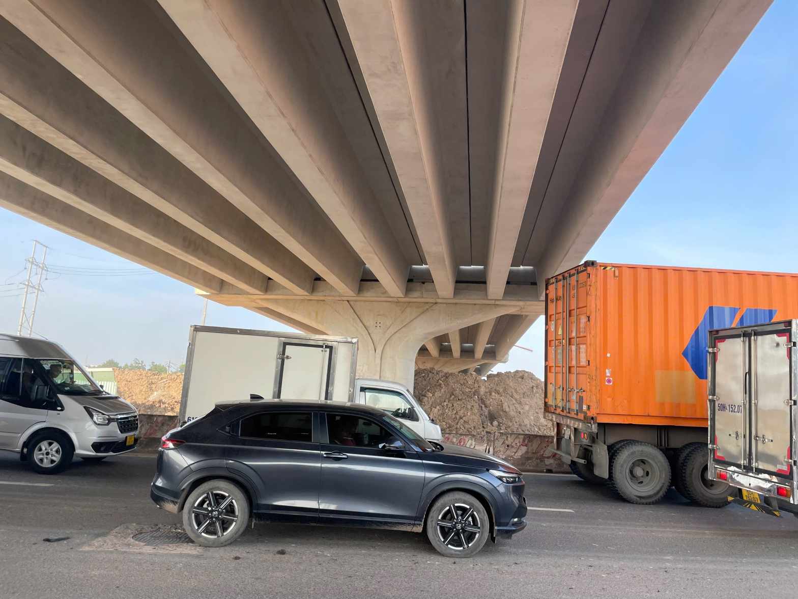 Nhịp cầu vượt đã bắc qua Quốc lộ 13. Ảnh: Đình Trọng